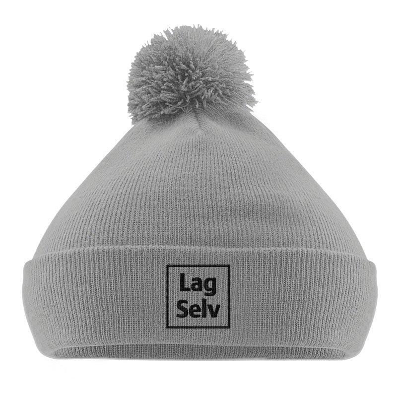 Stickad mössa med tofs och broderi | Designa din egen mössa