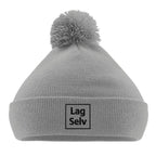 Stickad mössa med tofs och broderi | Designa din egen mössa