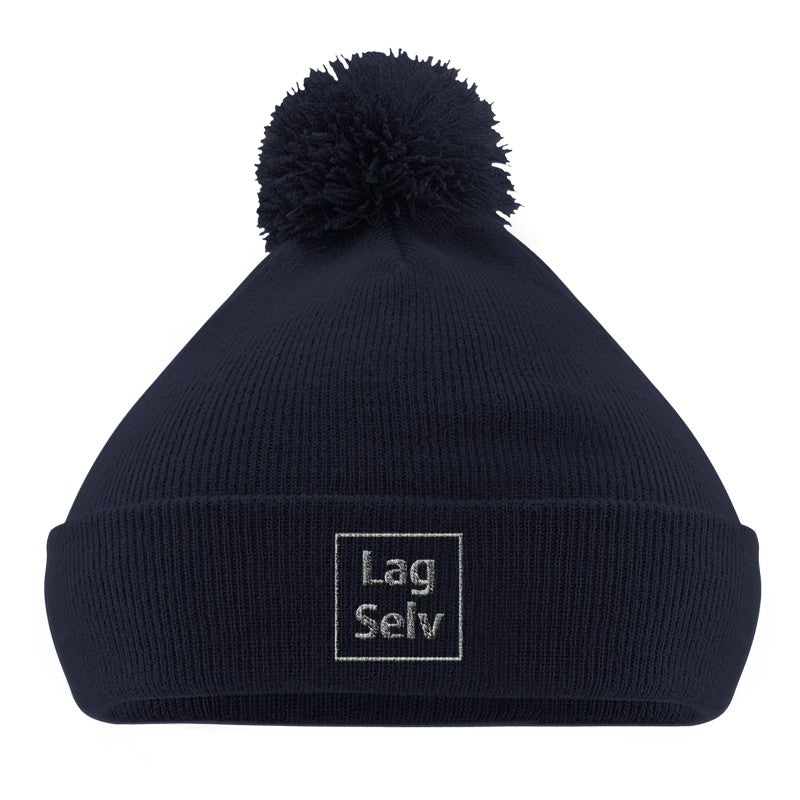 Stickad mössa med tofs och broderi | Designa din egen mössa